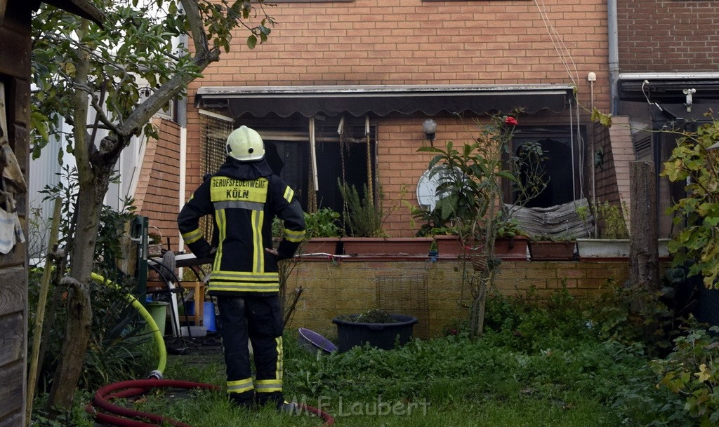 Feuer 2 Vollbrand Reihenhaus Roggendorf Berrischstr P040.JPG - Miklos Laubert